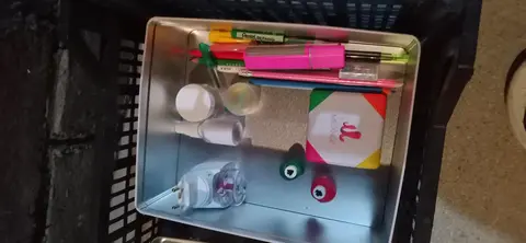 divers objets : crayons, perforatrice pour scrapbooking