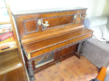Donne très ancien piano pour décoration