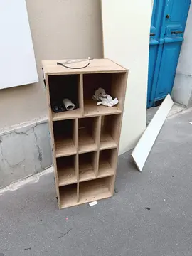 étagères dans la rue