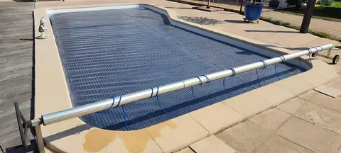 Bache piscine été + hiver avec enrouleur + barriere flottante antigel