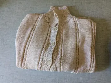 veste beige tricotée mains