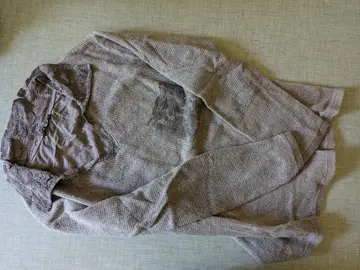 pull gris, col et poche tissus