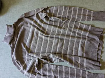 pull beige rayé brillant
