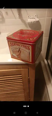 BOÎTE EN MÉTAL ROUGE
