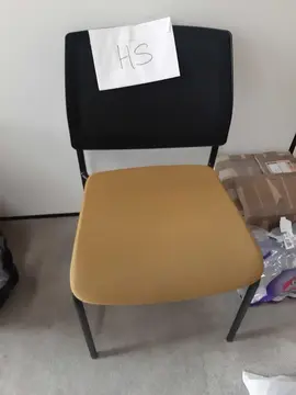 Chaise dont un pied est dessoudé