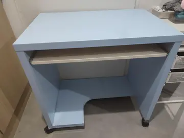 Petit bureau sur roulettes