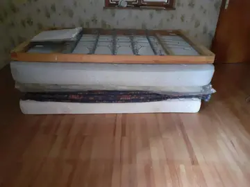 lot 4 matelas et 1 sommier à ressort