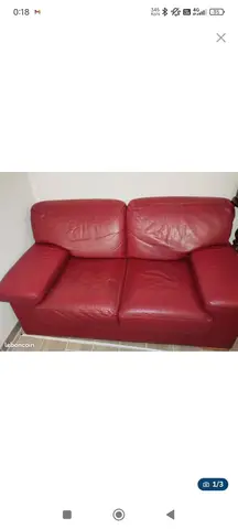 canapé en cuir rouge