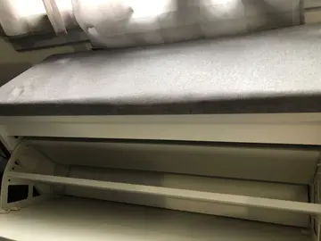 un meuble à chaussures et une commode