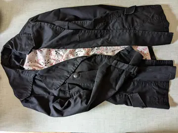 veste noire doublée d'un tissus fleurie