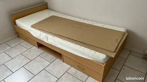 cadre de lit enfant avec 2 tiroirs en bois clair