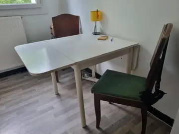 table de cuisine, tabourets et chaises