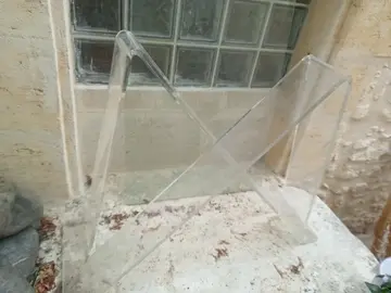 pied de console en plexiglass