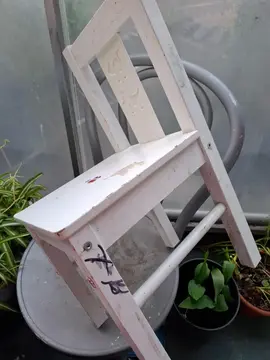 donne petite chaise enfant