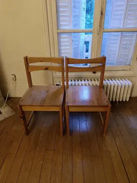 deux chaises en bois