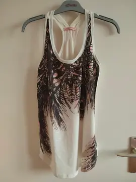 Taille unique. 65% coton, 35% polyester. Longueur totale : 61 cm Longueur côtés depuis sous aisselle