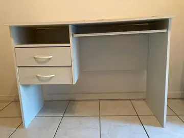 bureau en bois blanc
