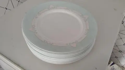 lot de 12 assiettes identiques