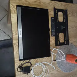 téléviseur avec support mural,télécommande +câbles antenne