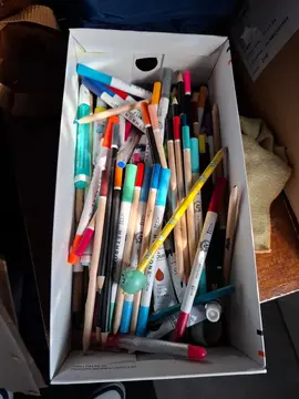 lot de crayons et feutres