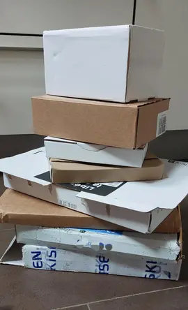 8 petits cartons et 5 enveloppes cartonnées