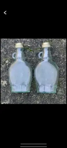 2 petite bouteilles en verre