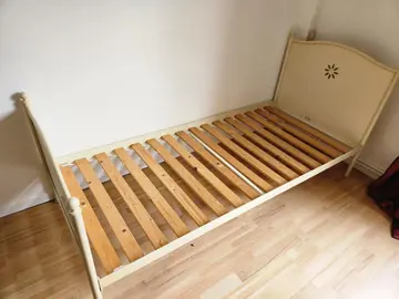 Lit chambre enfant beige