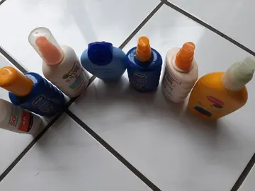 Lot de crèmes solaires entamées ☀️
