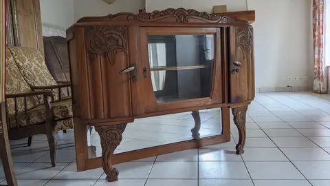 haut de buffet et deux fauteuils
