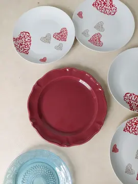 lot d'assiettes + 1 plat à gâteau bordeaux Cora