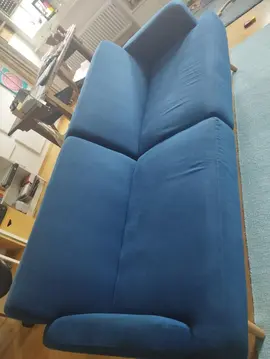canapé bleu, pieds en bois