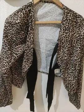 blouse très légère manches longues. taille 36