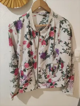 veste légère fleurie. Taille 36.