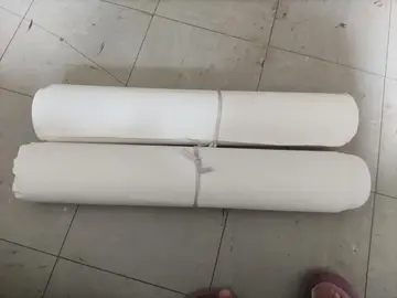 2 rouleaux à tapisserie.