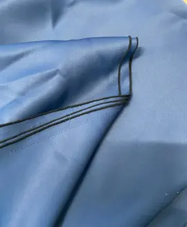 Tissu bleu foncé épais satiné