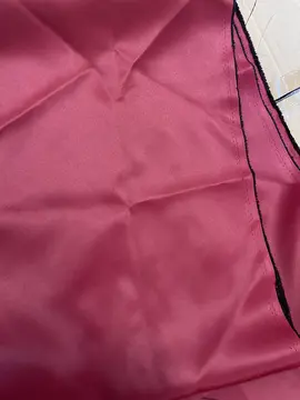 Tissu rouge/bordeaux épais satiné