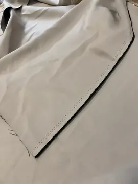 Tissu gris épais satiné