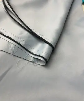 Tissu gris épais satiné