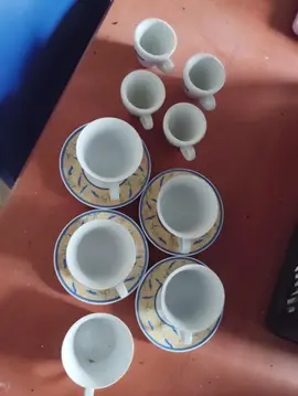 lot de tasses et soucoupes