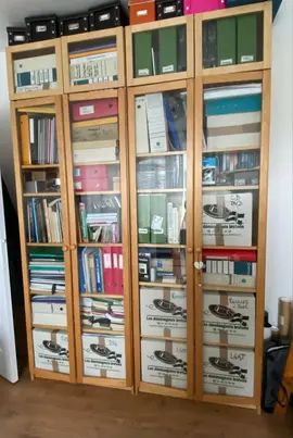 Bibliothèques billy IKEA en bois clair, avec porte vitrée et sur étagere