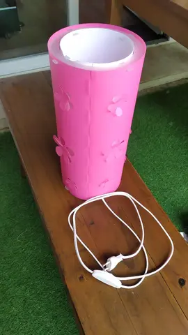 Lampe de chevet rose à fleurs pour enfant