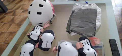 genouillères et casque enfant