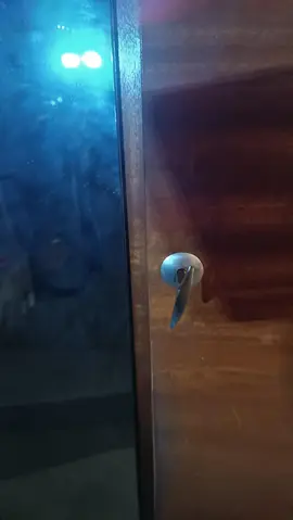 armoire en bois très solide