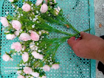 Petit bouquet de rose en tissu et petite felurs blanche en plastique