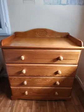 commode en bois à tiroirs