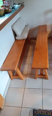 deux bancs en bois