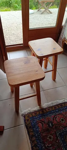 deux tabourets en bois