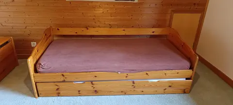 lit gigogne en bois avec matelas
