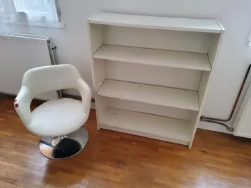 Lits une personne, avec matelas, tables de nuit, chaise, bibliothèques