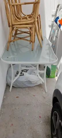 table de jardin , pieds en métal, plateau en verre, bon état.
